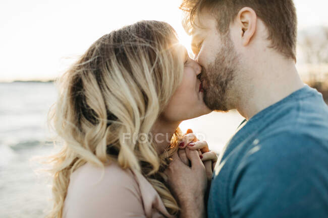 Couple kissing, outdoors, close-up — Stock Photo