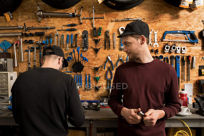 Técnicos en taller de bicicletas - foto de stock