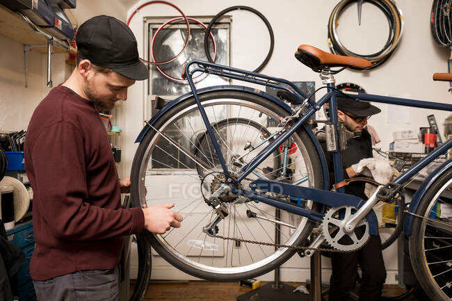 Tecnici in officina biciclette — Foto stock