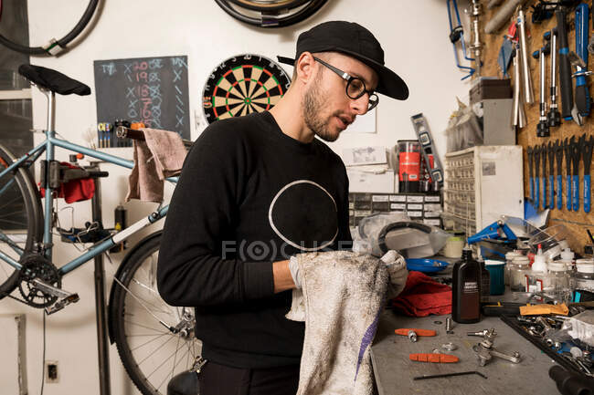 Técnico en taller de bicicletas - foto de stock