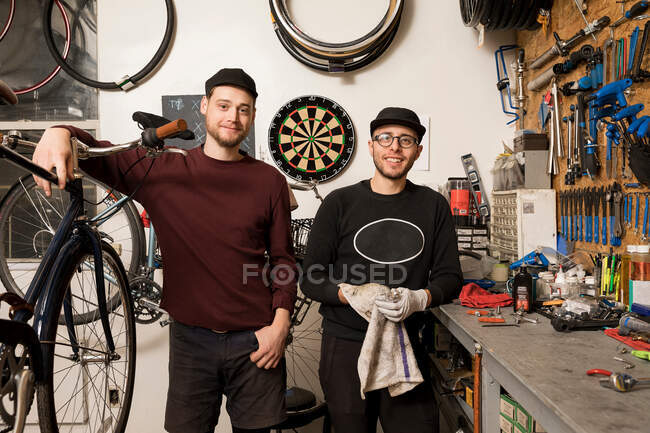 Técnicos em oficina de bicicleta — Fotografia de Stock