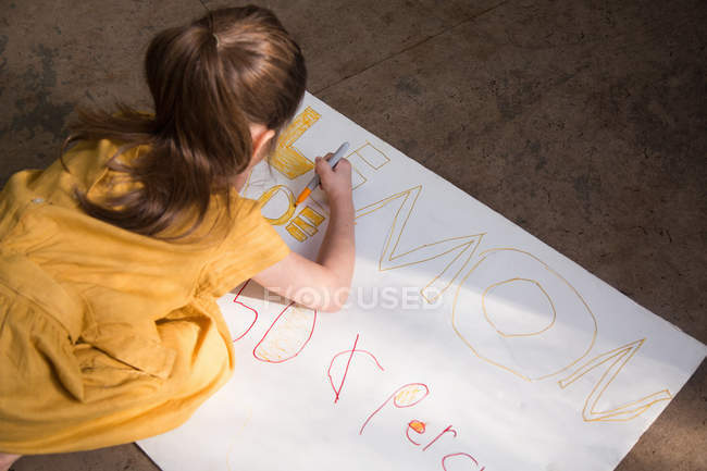 Vista ritagliata di ragazza pittura limonata stand segno — Foto stock