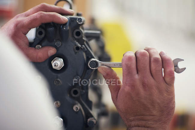 Mãos masculinas reparando motor de popa — Fotografia de Stock