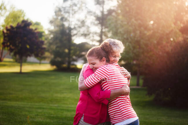 Portrait of mother and adult daughter, hugging — Stock Photo