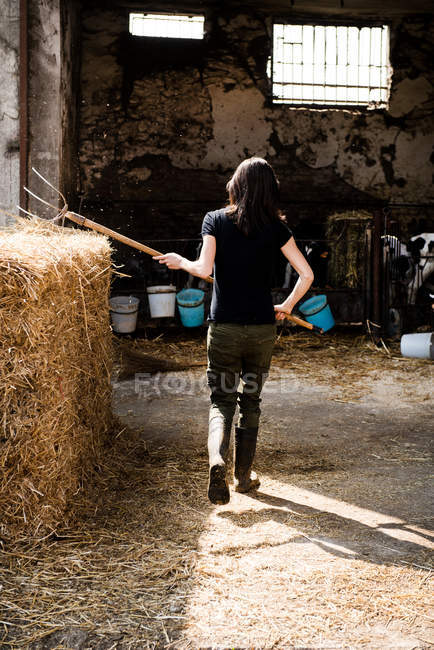 Agricultora con tenedor de paso - foto de stock
