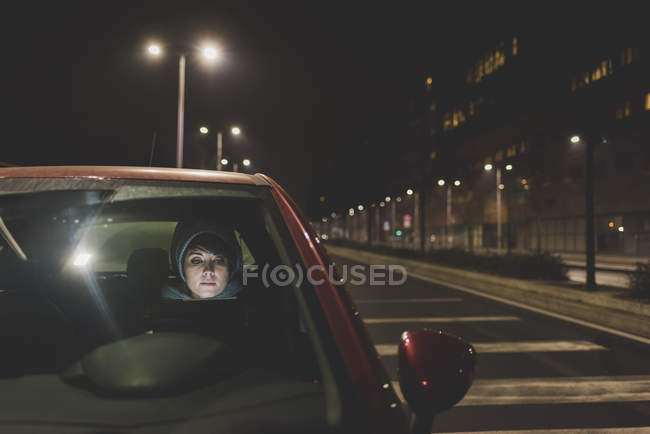 Mulher olhando para fora do pára-brisas do carro — Fotografia de Stock