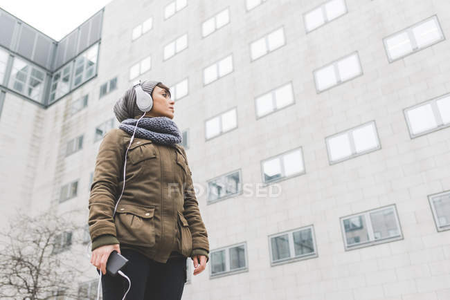 Woman listening to headphones — Stock Photo