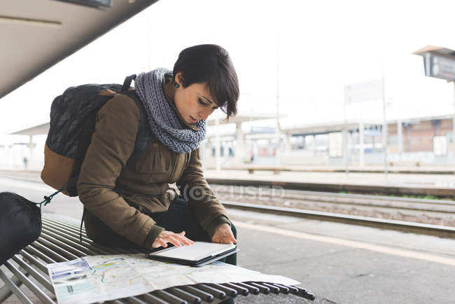 Female backpacker looking at map — Stock Photo