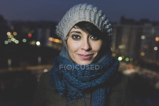Femme portant un chapeau en tricot — Photo de stock