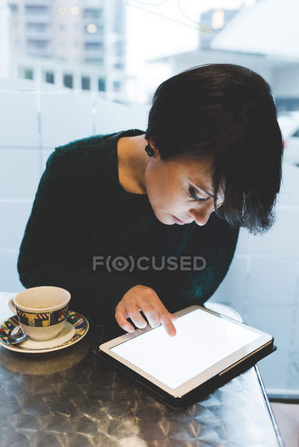 Frau bedient Touchscreen auf Tablet — Stockfoto
