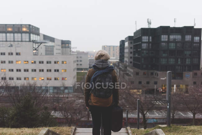 Backpacker looking out at city — Stock Photo