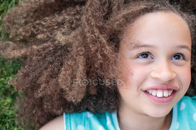 Retrato de niña, acostada sobre hierba - foto de stock