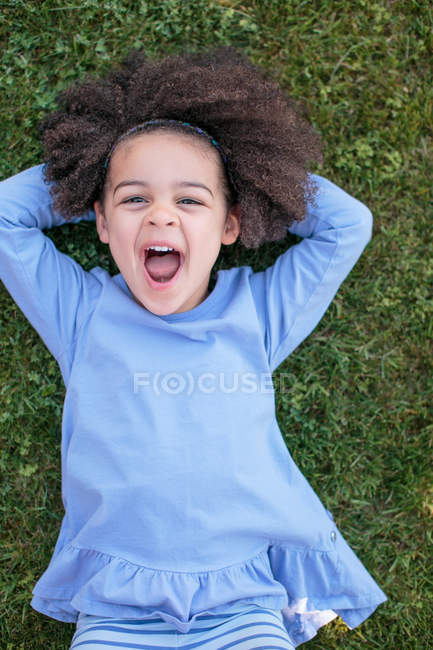 Young girl lying on grass — Stock Photo