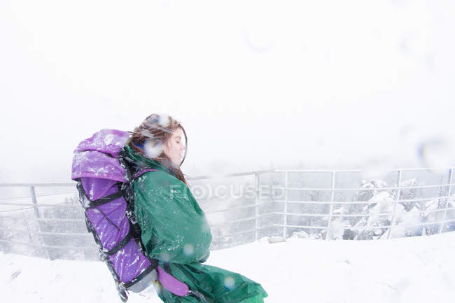 Giovane escursionista donna — Foto stock