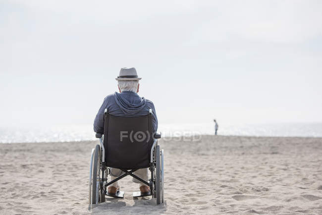 Старший чоловік у інвалідному візку — стокове фото