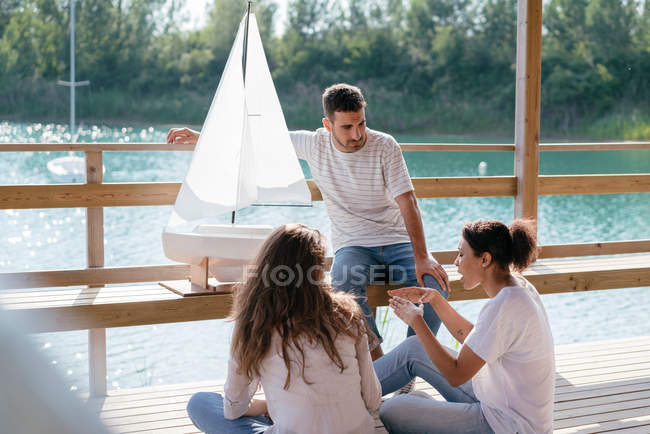 Uomo che parla attraverso la barca a vela — Foto stock