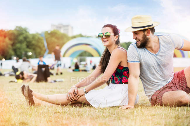 Couple assis sur l'herbe — Photo de stock
