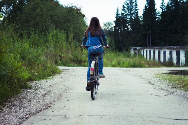 Teenage girl cycling — Stock Photo