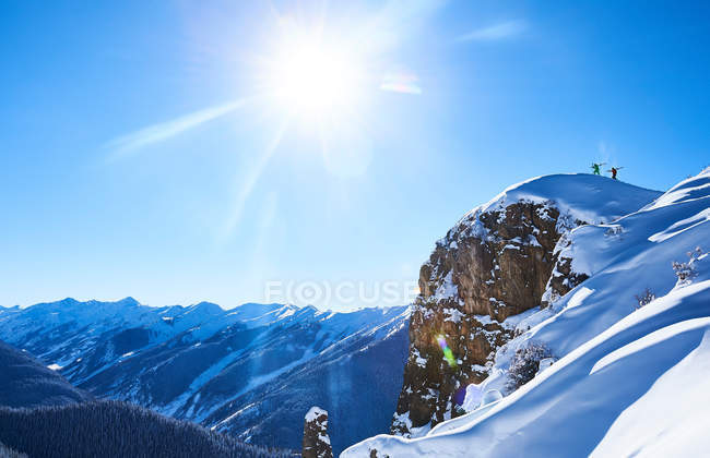 Zwei männliche Skifahrer — Stockfoto