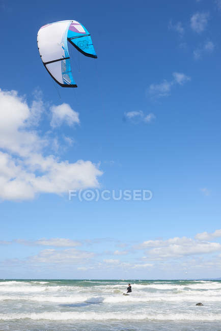 Кайт-серфер в воздухе над морем — стоковое фото