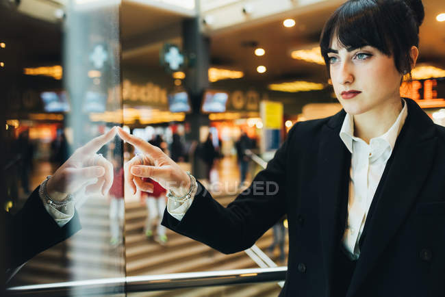 Geschäftsfrau blickt auf Schaufenster — Stockfoto