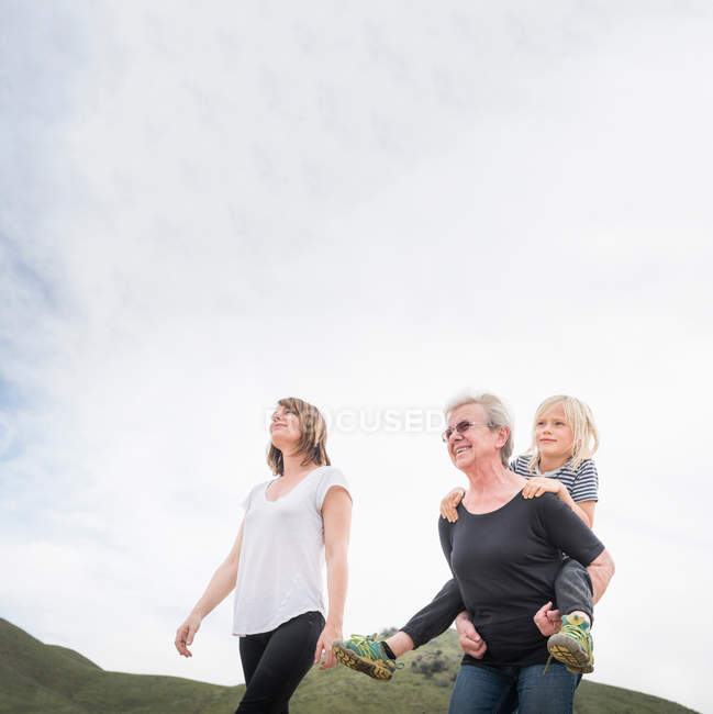 Frau geht mit Tochter und Enkel spazieren — Stockfoto