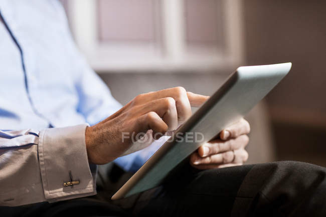 Бізнесмен використовує цифровий планшет — стокове фото