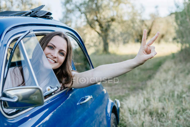 Mulher olhando para fora do carro — Fotografia de Stock