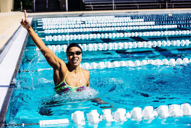 Nadador em água na piscina — Fotografia de Stock