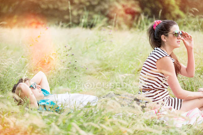 Junges Paar entspannt im Feld — Stockfoto