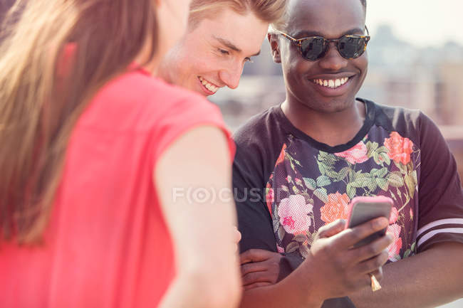 Друзья смотрят на смартфон — стоковое фото