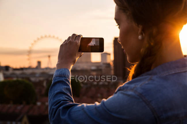 Молода жінка фотографує горизонт — стокове фото