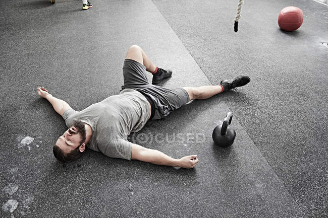 Homme prenant une pause dans la salle de gym — Photo de stock