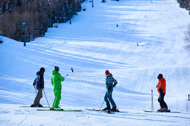 Esquiadores olhando para fora sobre pistas de esqui — Fotografia de Stock