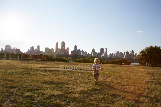 Мальчик бегает в парке — стоковое фото