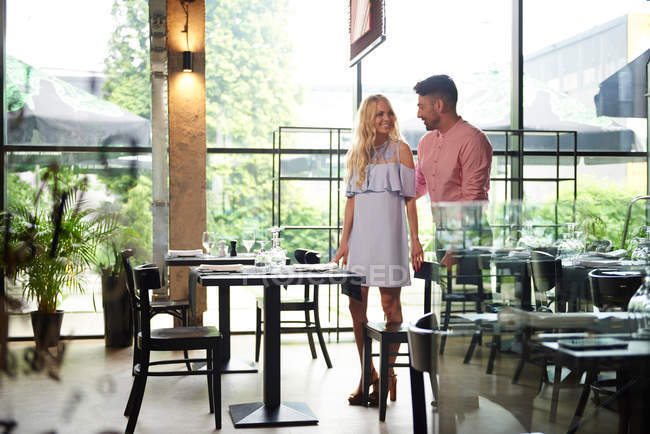 Ouple arriving at restaurant — Stock Photo