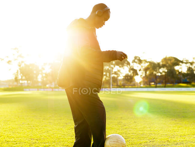 Футболіст з м'ячем на полі — стокове фото