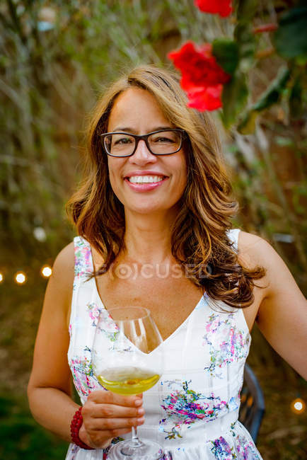Жінка на садовій вечірці — стокове фото