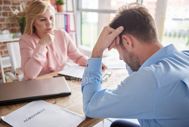 Manager in office reprimanding employee — Stock Photo