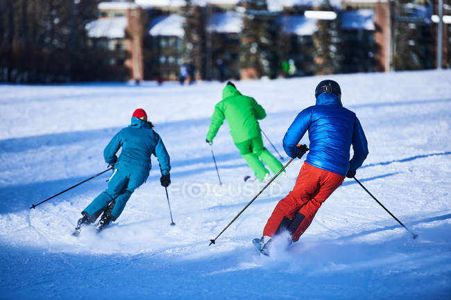 Esquiadores esquiando para baixo — Fotografia de Stock