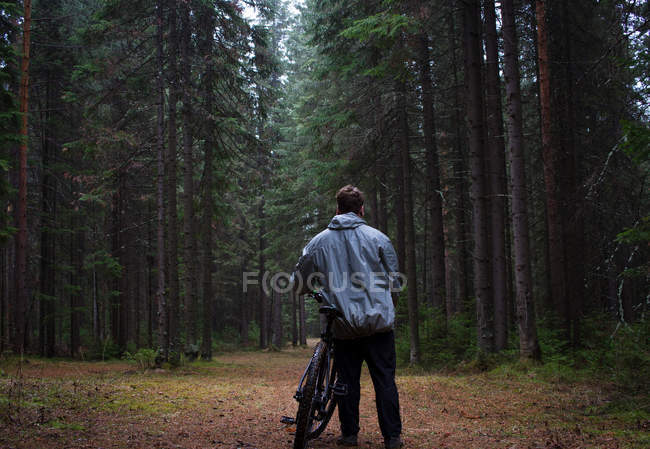 Motociclista de montanha masculino — Fotografia de Stock