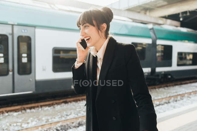 Empresária na estação de trem — Fotografia de Stock
