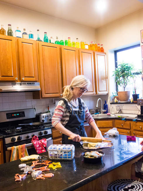 Жінка випікає на кухонній стійці — стокове фото