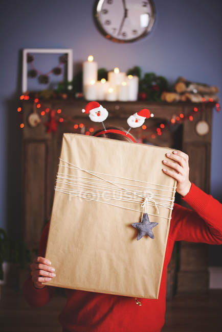 Mujer sosteniendo regalo de Navidad - foto de stock