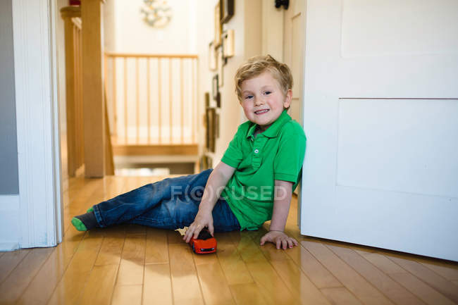 Retrato de niño con coche de juguete - foto de stock