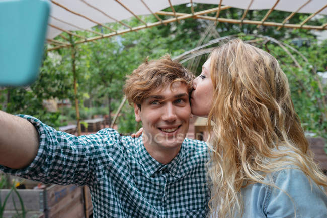 Couple dans le jardin baisers — Photo de stock