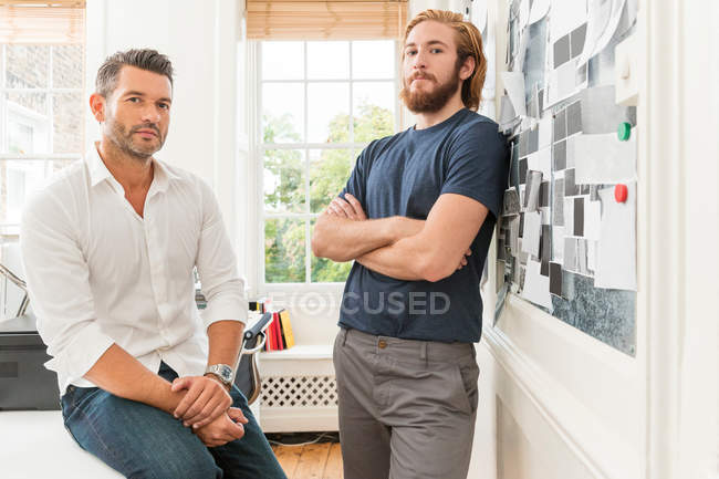 Dos diseñadores masculinos - foto de stock