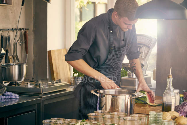 Koch kocht in gewerblicher Küche — Stockfoto