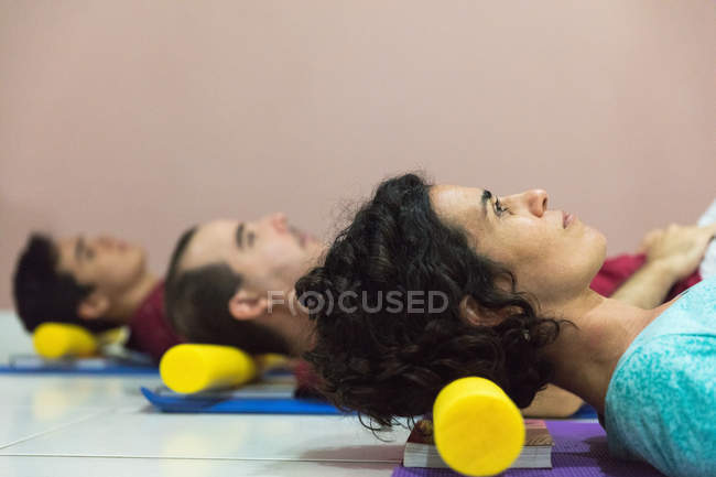 Персоналии: йога — стоковое фото