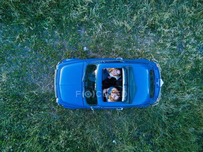 Friends in convertible car — Stock Photo